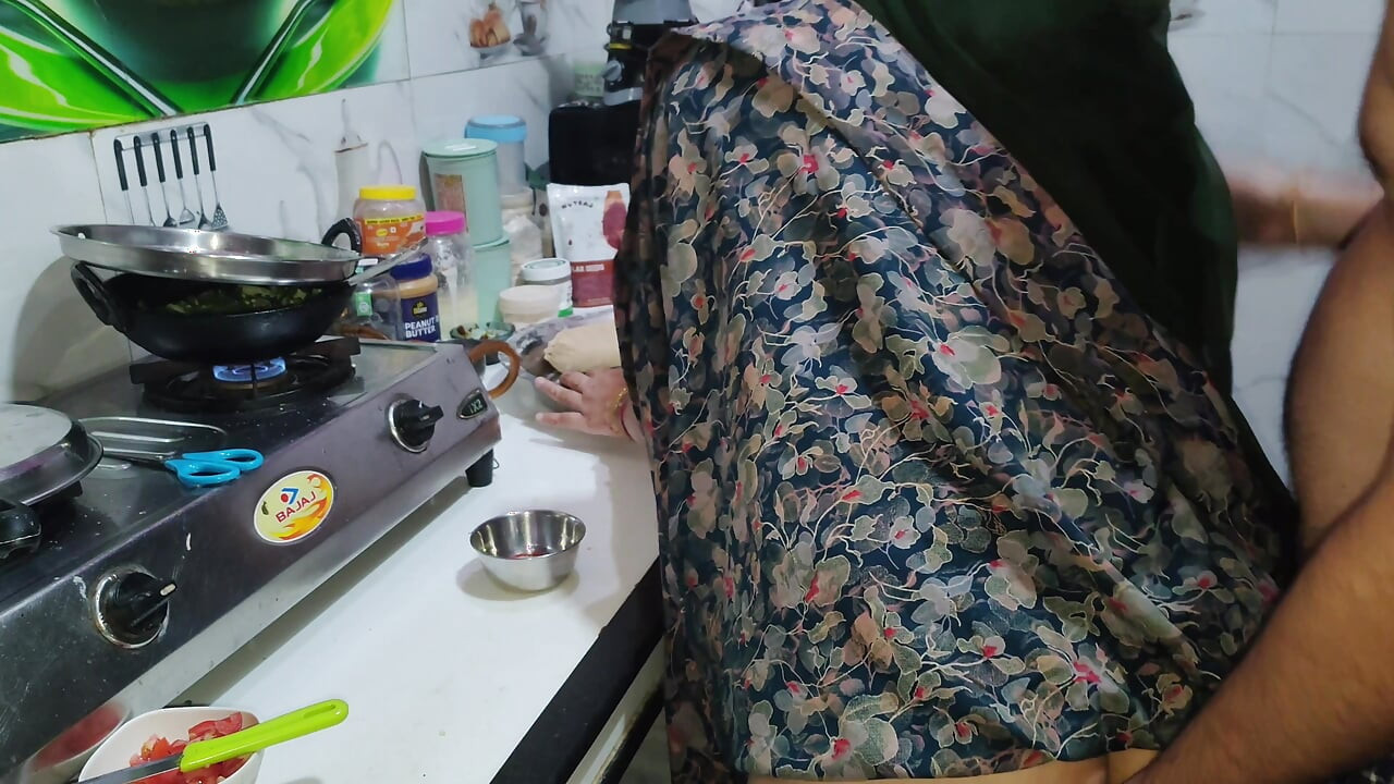 Desi bhabhi kitchen me khana bana rahi thi tabhi devar ne piche se le li bhabhi ki hardcore sex