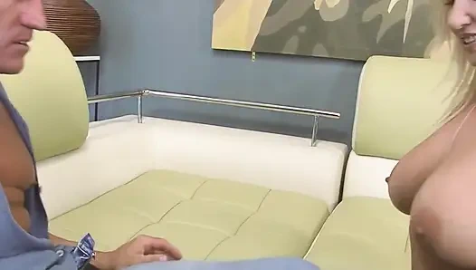 Memergoki adegan 1_exuberant cewek semok rambut pirang dengan toket besar lagi asik nikmatin memek dan mulutnya sampai muncrat