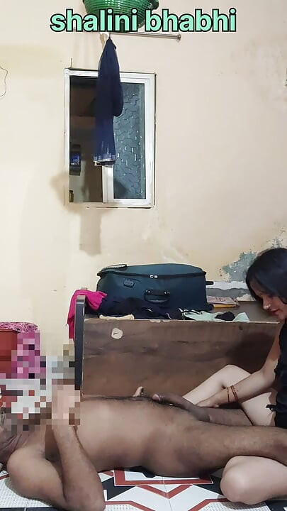 Shalini bhabhi ne padosi ko bulakar apni chut ki chatni chati