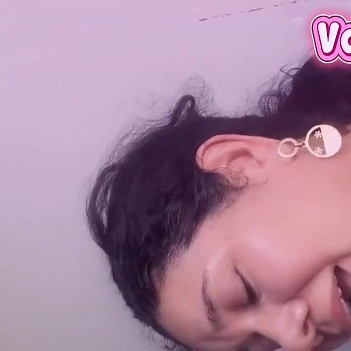 Prsata žena duboko grlo