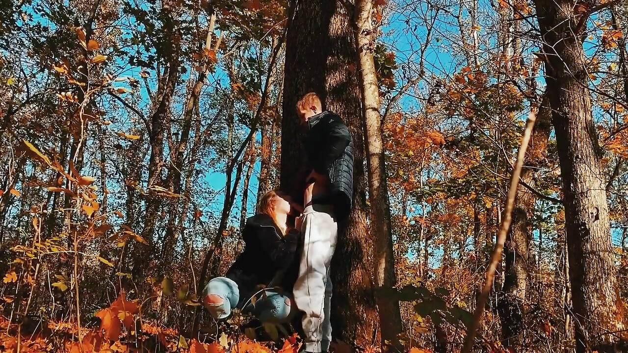 一边走一边在森林里操了一个大屁股美女