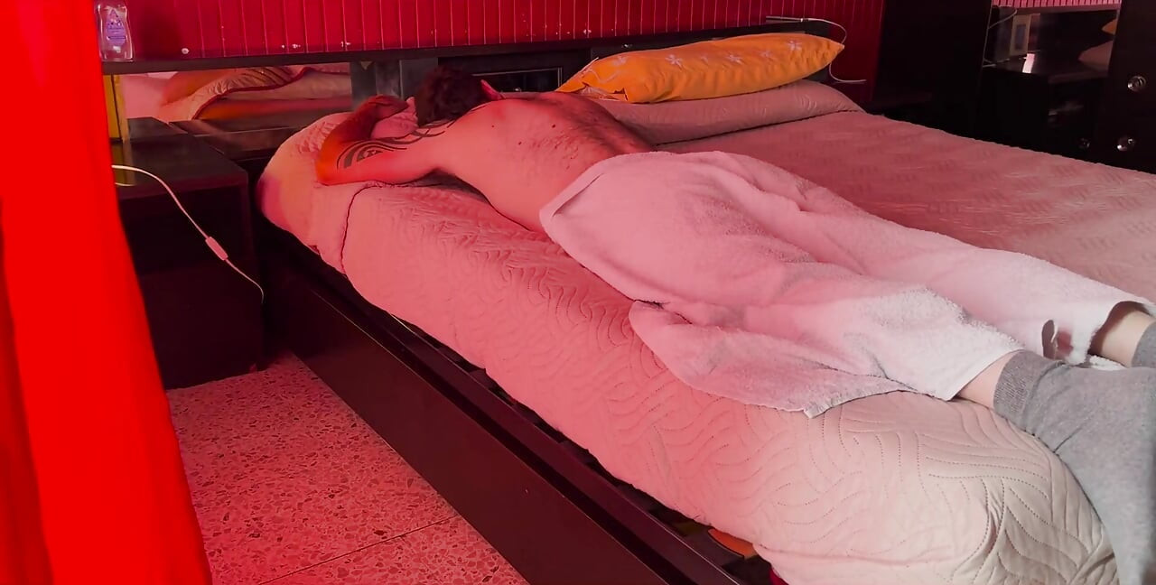 Sletterige masseuse zit op het gezicht van de klant en neemt zijn pik in haar kont tot de laatste druppel