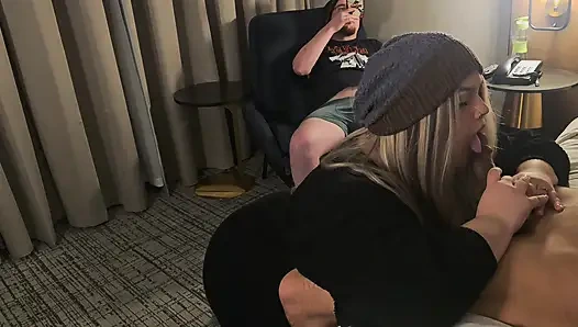 İlk kez onu aldatıyor ve ilk kez büyük bir yarakla