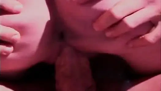 Tante semok yang lagi sange ini ngusap memek beceknya pakai vibrator dan kontol