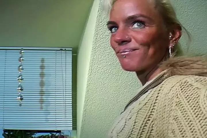Si blonde Jerman angin dan tua suka menyumbat dildonya jauh ke dalam