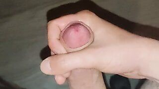 Un mec mince tire une belle dose de sperme de sa bite