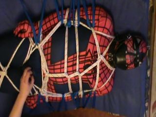Spiderman attaché sur le lit d'invité