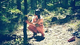 Une belle salope totalement nue dans la forêt suce un gode