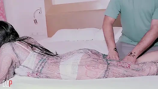 Adik tiri yang imut dientot habis-habisan selesai pijat badan