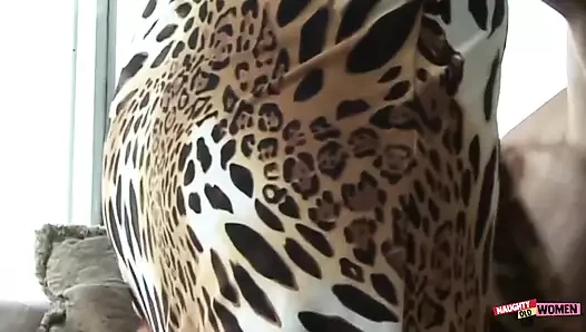 Haar man zoenen bracht de brunette milf in de stemming voor een diepe dikke creampie