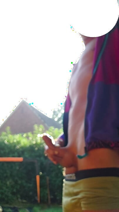 Zayıf çocuğun günün ilk sidiği spermle başladı. Sikimi emmek ister misin?