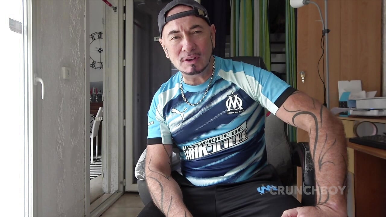 Un gay se fait baiser sans capote par son amie de 22 ans et éjaculer dans le cul