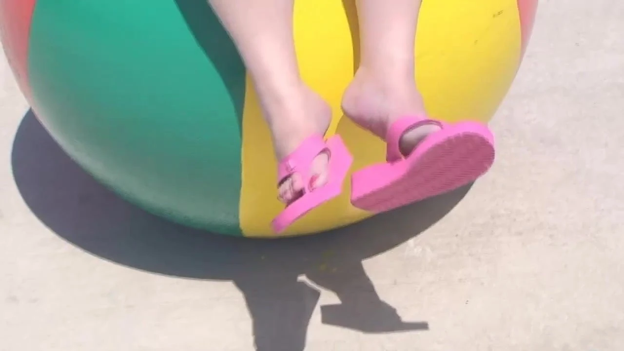 Cuelgan de chanclas de pelota de playa