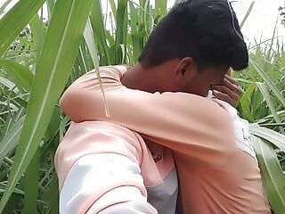 Campo de cana-de-açúcar, floresta, parada ao ar livre e scooter elétrica, filme gay em hindi