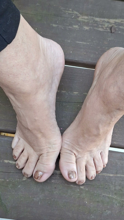 Neighbors' cute little pedicured toes
