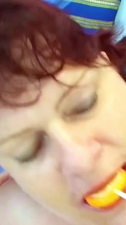 لحظة ملحمية من "امرأة عجوز ممتلئة تم القبض عليها وهي تستمني وتغوى للنيك من قبل مراهق"