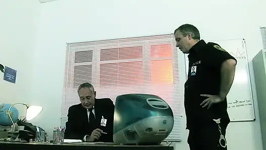 Мясистый иммигрант ищет убежища на членах офицеров