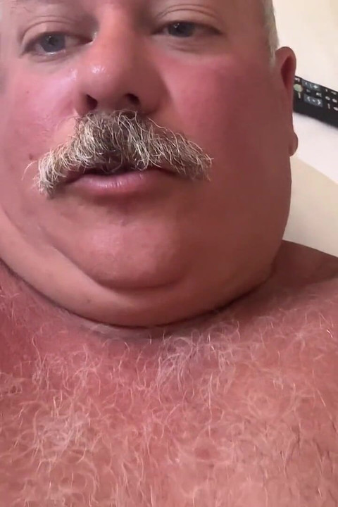 丰满的退休教练非常男性化，大鸡巴