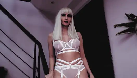 Sahibe eva lateks yüksek topuklu sarışın tanrıça ateşli