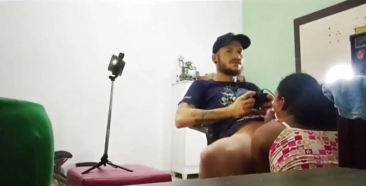 Była dziewczyna mojego przyjaciela dała mi loda, gdy grałem w gry wideo.