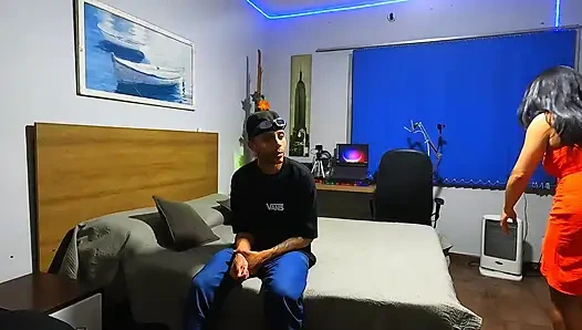 Di dapur, dia bersandar di lemari es dan meminta lebih banyak