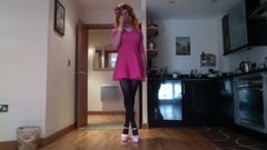 Sissy Rachel mieląca w różowej sukience skater