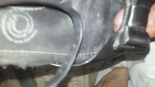 Éjaculation dans une sandale noire (préparando)