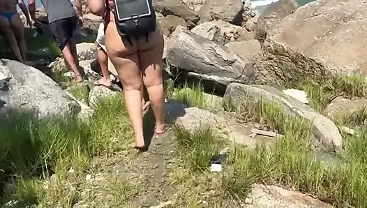 Terk edilmiş plajın izinde tanga bikinili sıcak esmerler lezzetli