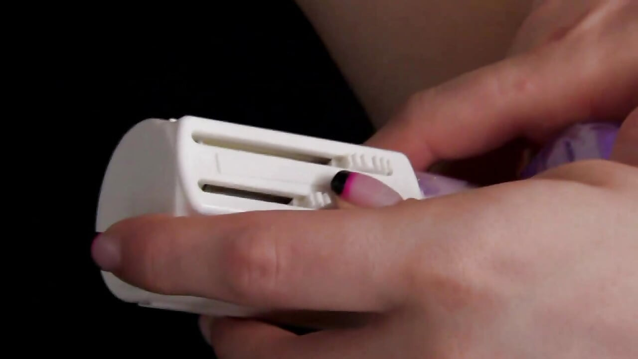 वायलेट डिल्डो इस देवी का वीर्य निकालता है