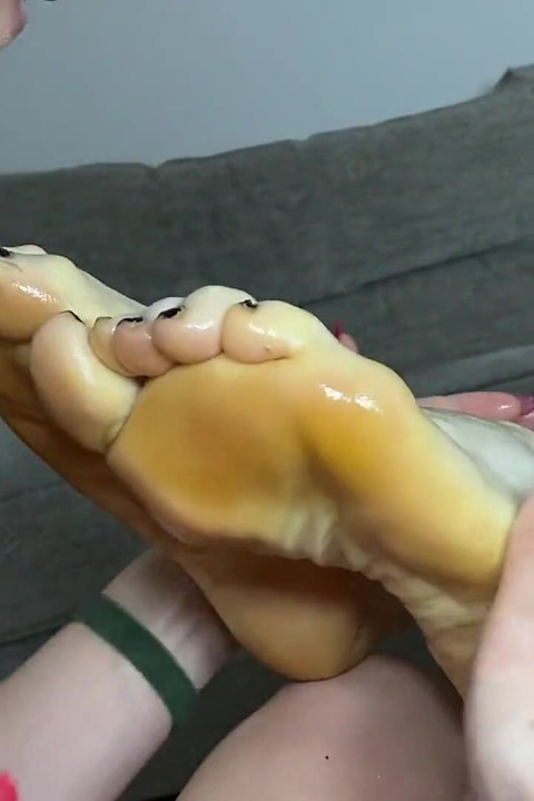 Foot Fetish - Oily Feet Play