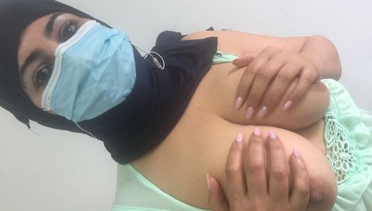 Tunesische vrouw praat vies en masturbeert haar poesje terwijl ze aan haar borsten trekt. Ze wil meisjes en mannen