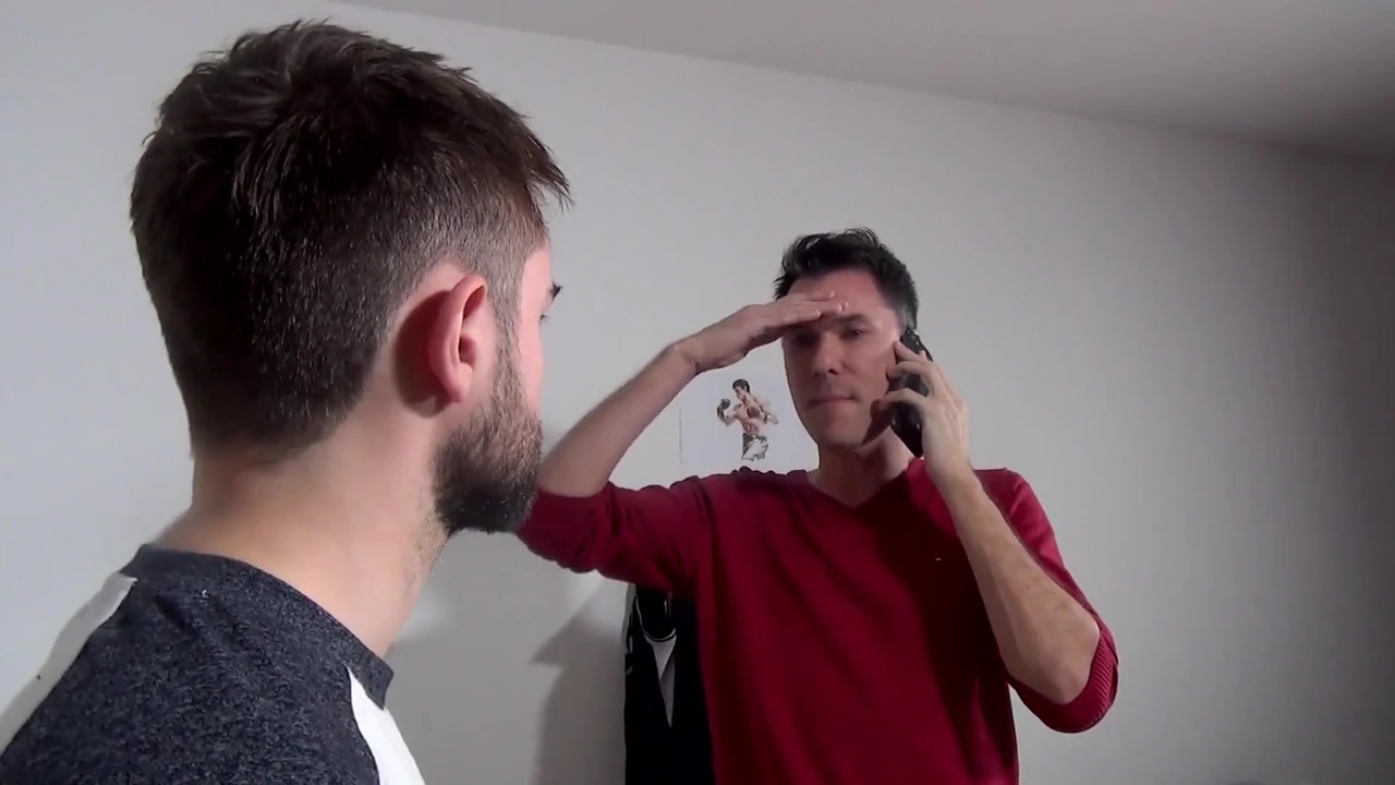 Genç bir dövüşçüye memeler sinirlerini bozuyor