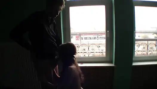 18-летняя юная сучка закопана в возбужденном трахе