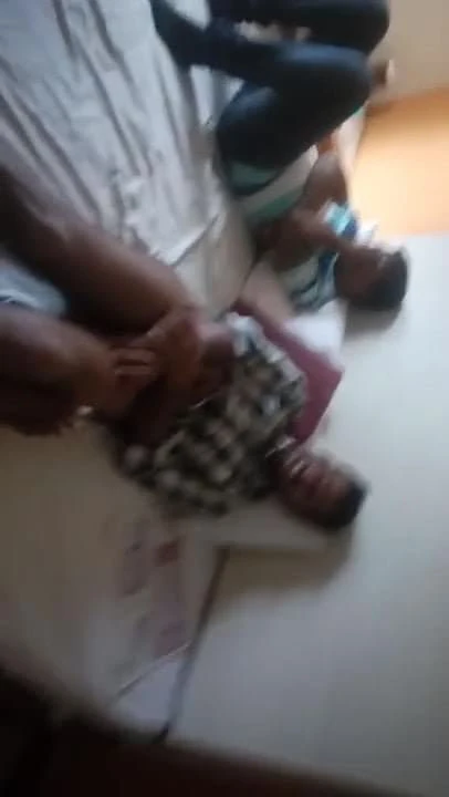 Tirando a roupa do amigo na brincadeira