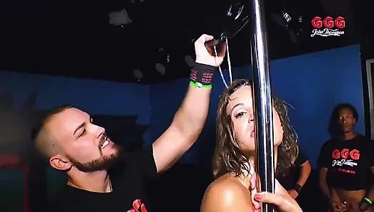 Blonde Schlampe Mit Falschen Titten Fistet Muschi Und Arsch, Squirtet Meter Entfernt!