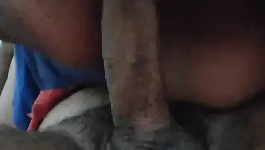 Ev hanımı üvey kızının üvey babasının yüzüne oturuyor ve büyük emiyor