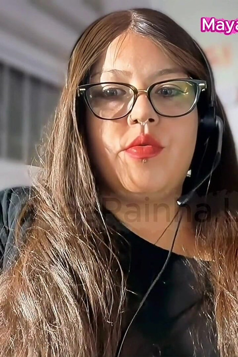 Une déesse MILF BBW brésilienne vapote iqos au travail