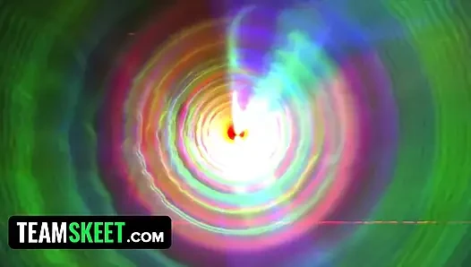 Горячая тинка получает камшот на лицо в Ночь Хэллоуина