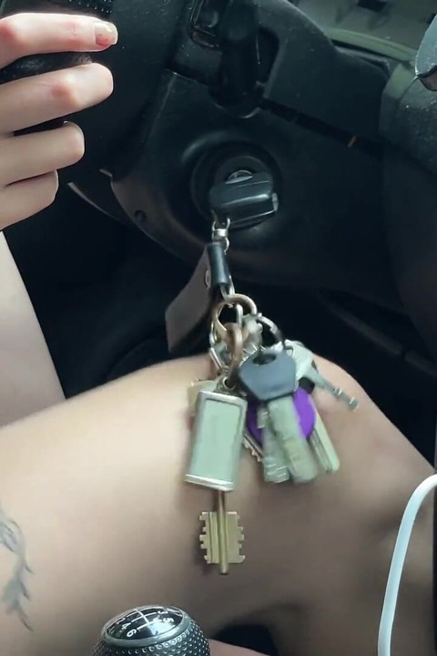 Een orgasme krijgend kan ze de auto niet starten totdat ze klaarkomt