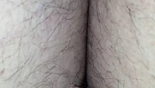 Мой маленький член писает между ее бедер