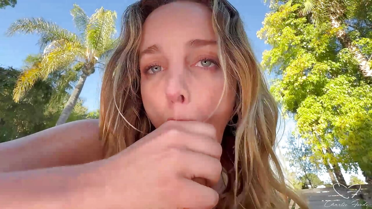 Loira Charlie Forde se trata com foda dura de garanhão dotado