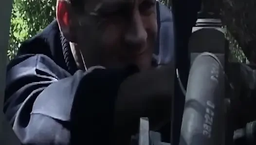 Reife brünette MILf bekommt gesichtsbesamung nach dem busfick