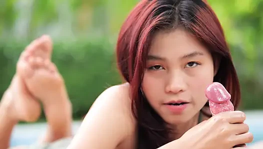 Cewek ini lagi asik ngocok kontol sampai orgasme di pinggir kolam renang