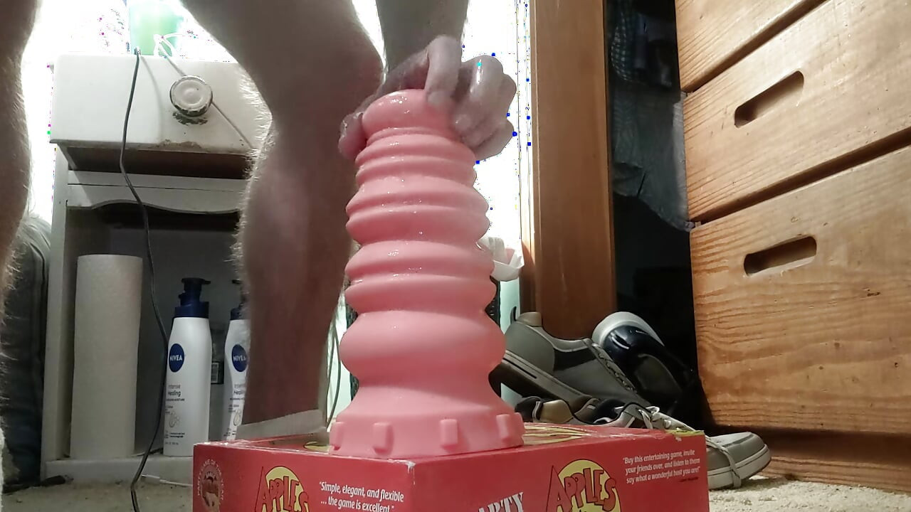 Tyler Durden cu vibrator anal imens Macaroon
