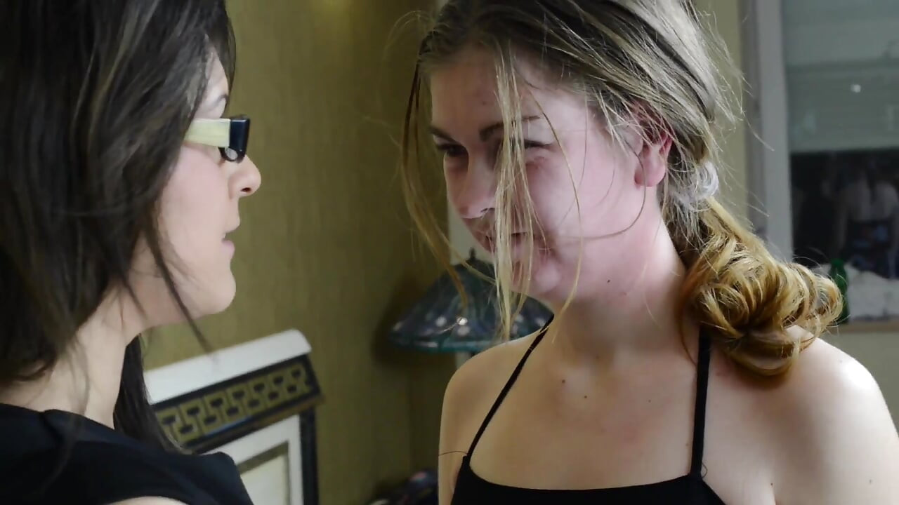 Faceslapping - von domina linda Rush und ihrem sklaven Kamilla Stein