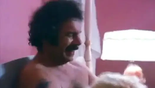 Klassischer kurzhaariger blonder MILf-dreier