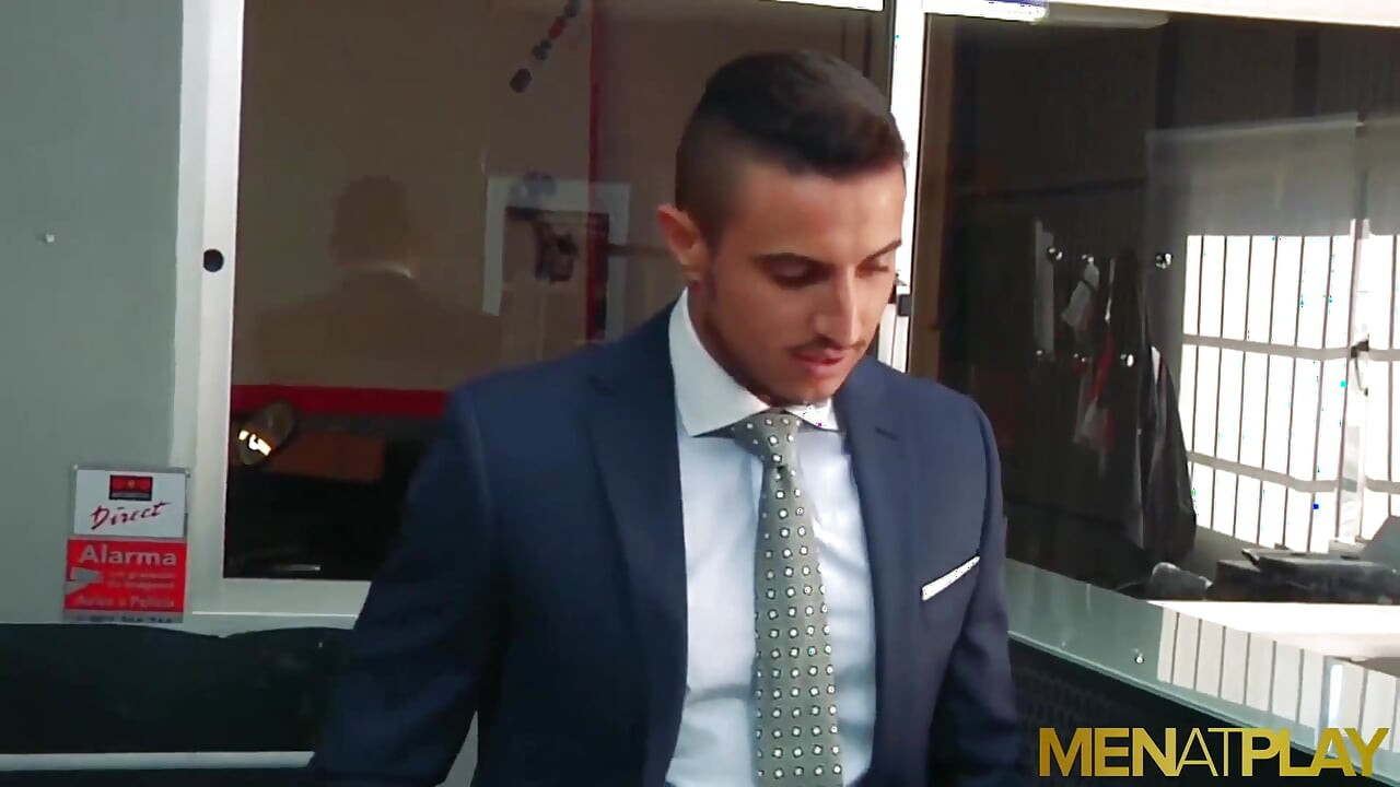 MENATPLAY - Athletic Sunny Colucci anal fucked by Klein Kerr