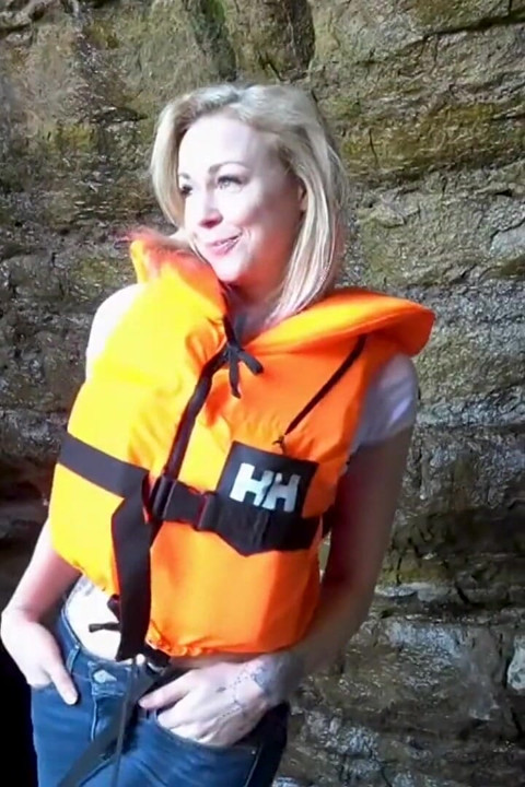 Lifejacket și blugi pe plajă