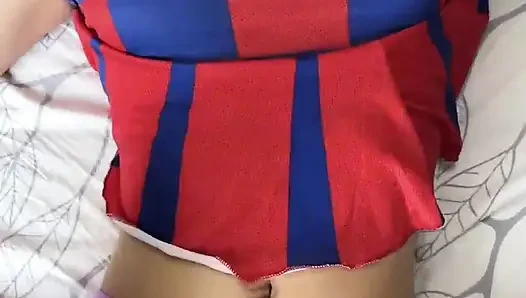 Büyük götlü ateşli ponpon kız iki yarakla sikişiyor
