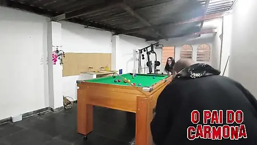 Zayıf kızı oyunda çıplak bırakmak